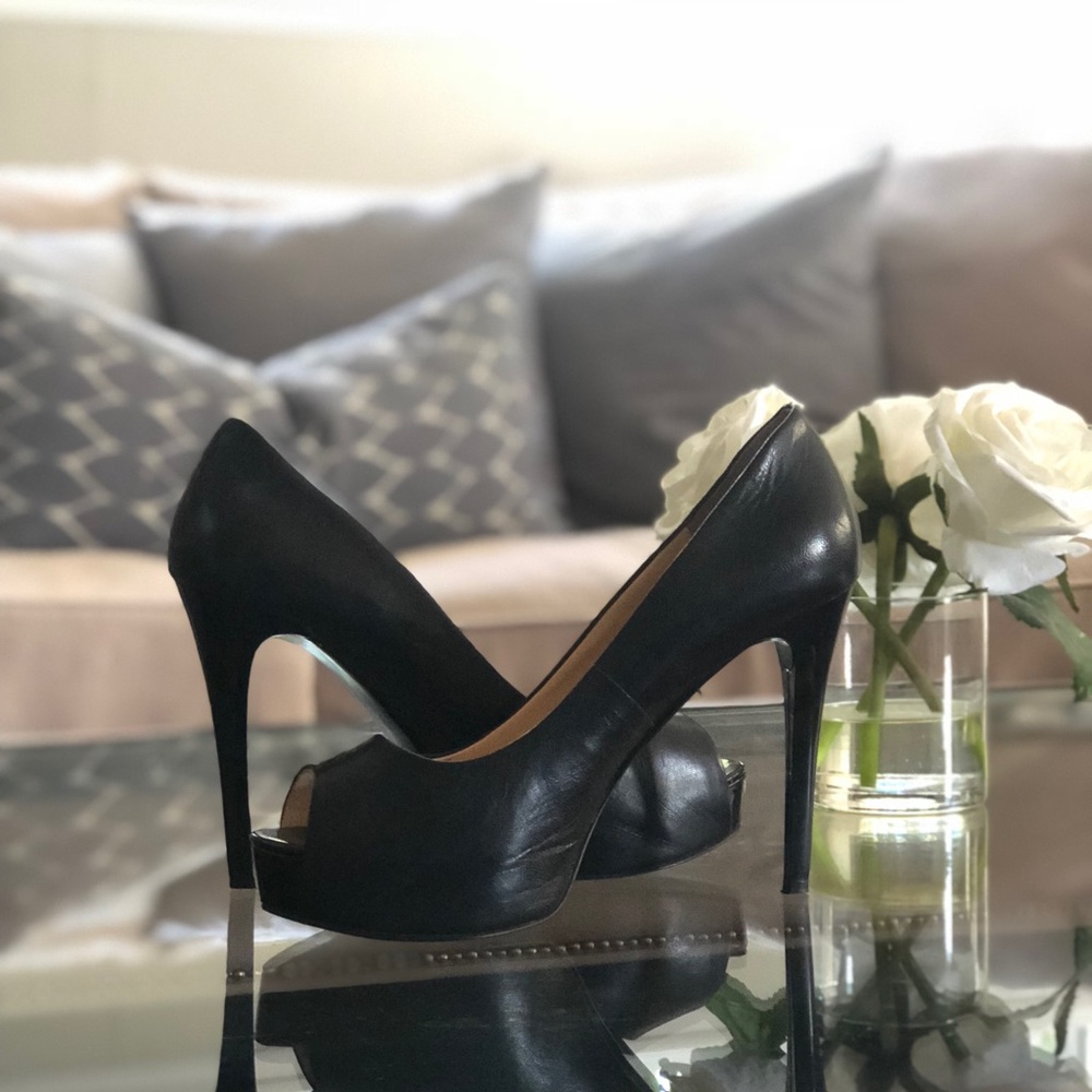 Guess pumps